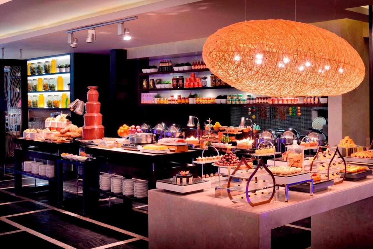 Marriott Hotel Al Jaddaf, Dubaj Zewnętrze zdjęcie The buffet at the restaurant