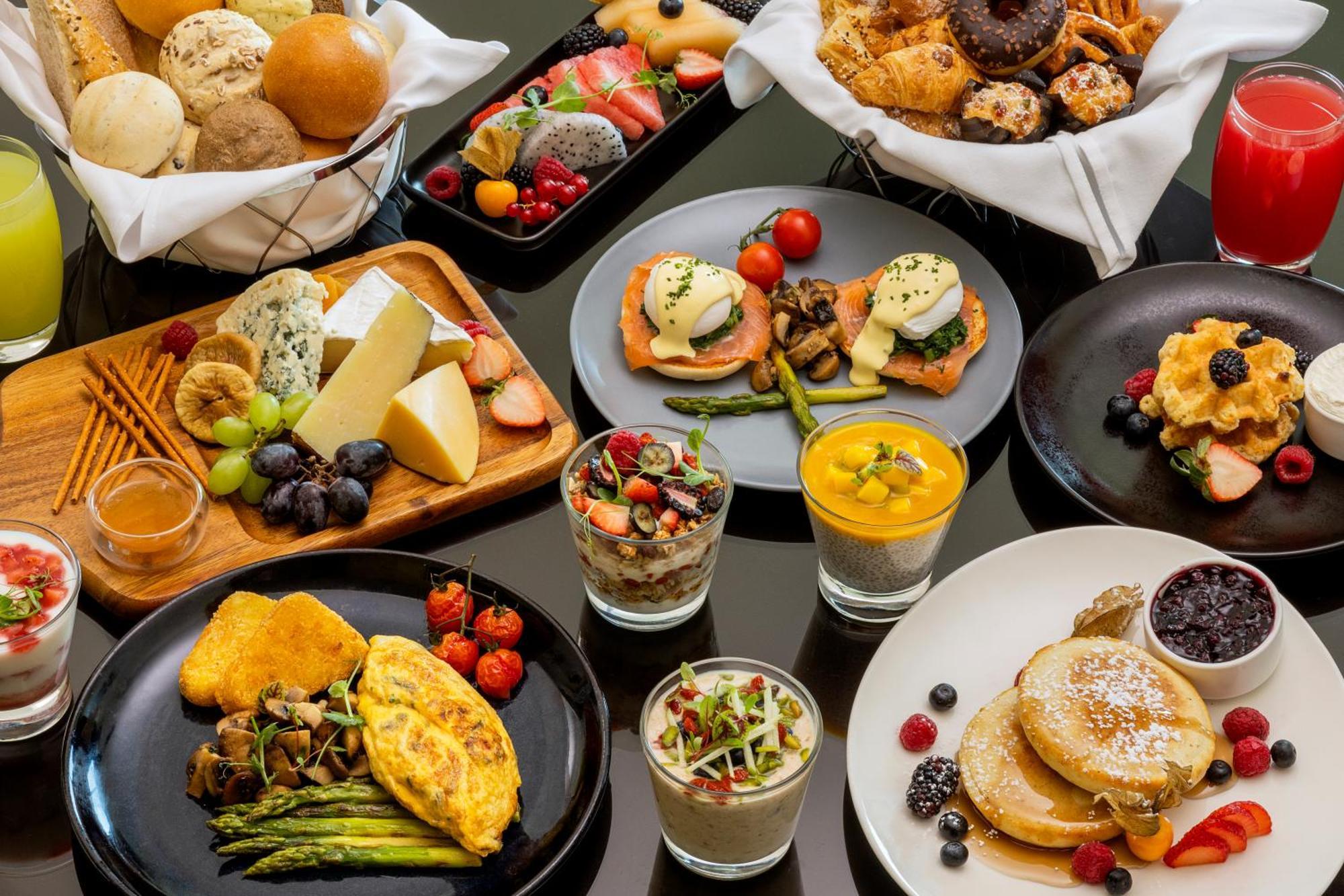 Marriott Hotel Al Jaddaf, Dubaj Zewnętrze zdjęcie A selection of breakfast items