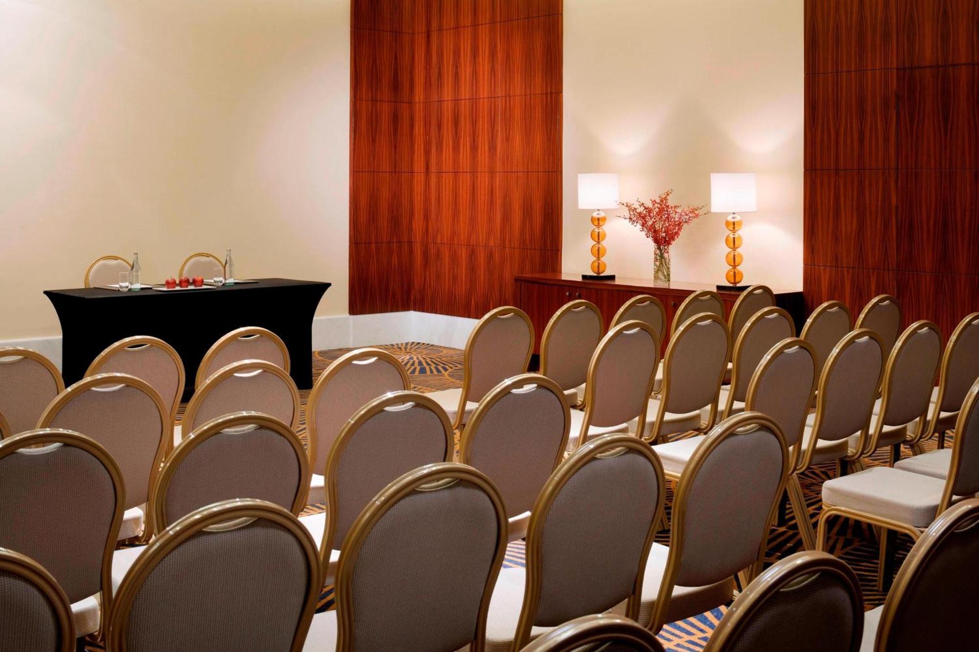 Marriott Hotel Al Jaddaf, Dubaj Zewnętrze zdjęcie A meeting room at the Four Seasons Hotel in Washington, D.C.