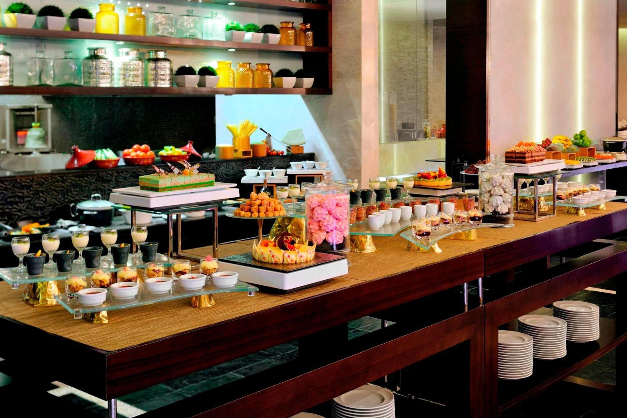 Marriott Hotel Al Jaddaf, Dubaj Zewnętrze zdjęcie A dessert buffet
