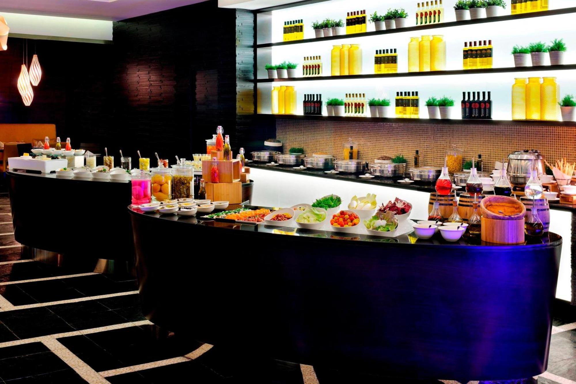 Marriott Hotel Al Jaddaf, Dubaj Zewnętrze zdjęcie A buffet at a hotel