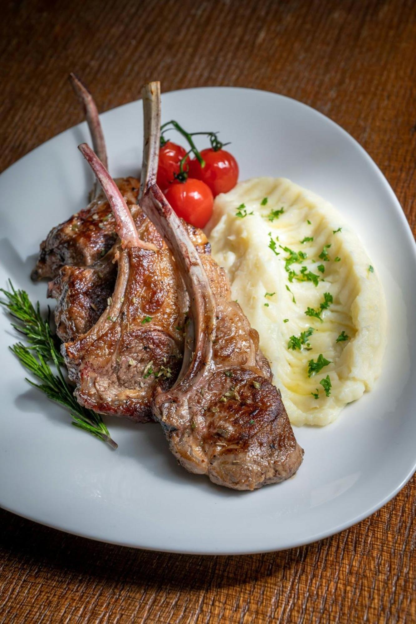 Marriott Hotel Al Jaddaf, Dubaj Zewnętrze zdjęcie Rack of lamb