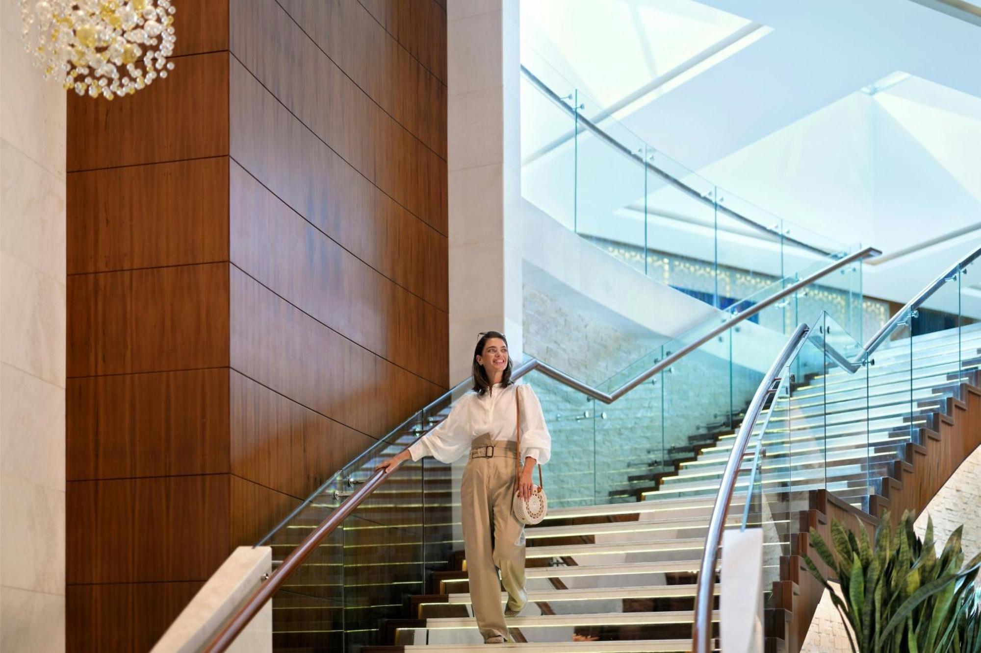 Marriott Hotel Al Jaddaf, Dubaj Zewnętrze zdjęcie The staircase at the lobby